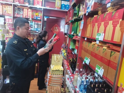 东华镇市场监管所开展端午节前酒类市场专项检查